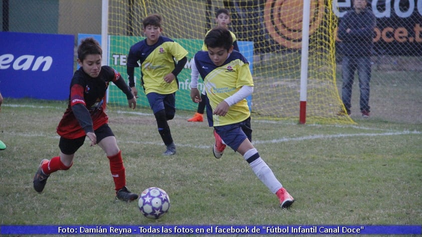 Los chicos entraron a la cancha con sus papás en su día. Luego hubo tres partidazos.