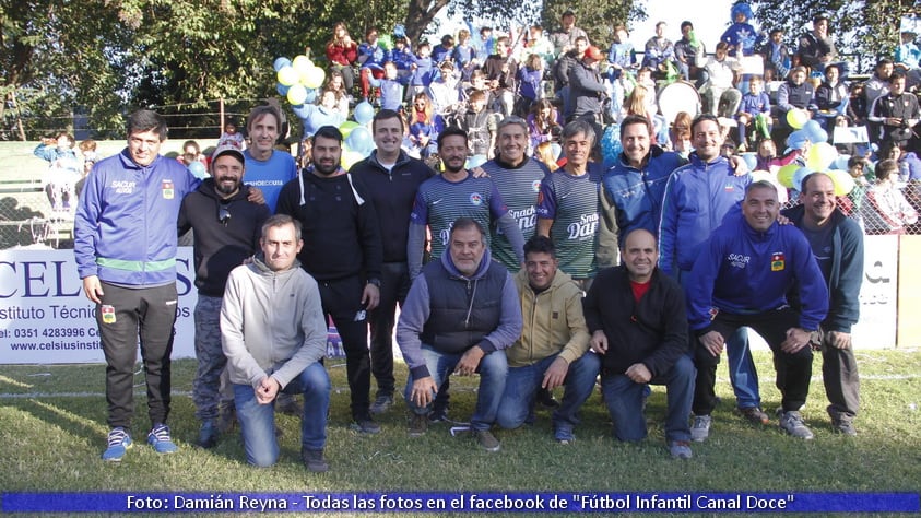 Los chicos entraron a la cancha con sus papás en su día. Luego hubo tres partidazos.