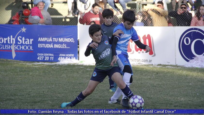 Los chicos entraron a la cancha con sus papás en su día. Luego hubo tres partidazos.