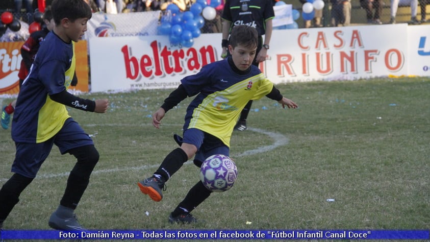 Los chicos entraron a la cancha con sus papás en su día. Luego hubo tres partidazos.