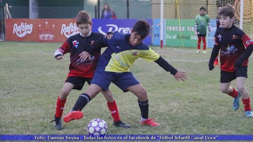 Los chicos entraron a la cancha con sus papás en su día. Luego hubo tres partidazos.