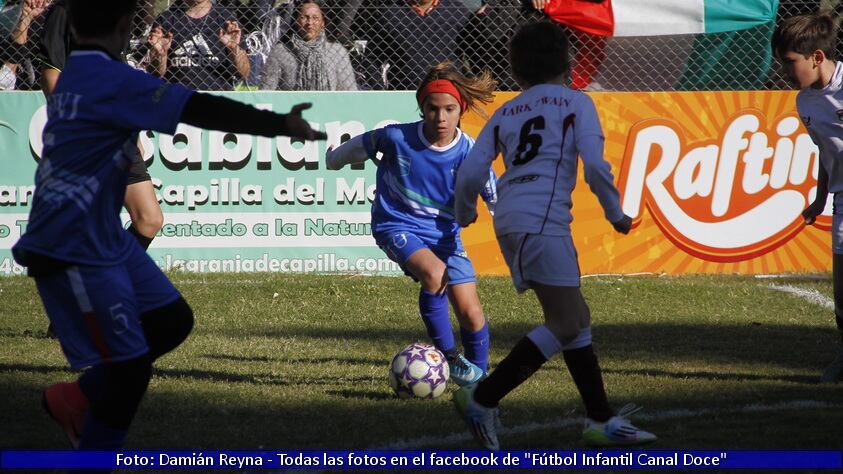 Los chicos entraron a la cancha con sus papás en su día. Luego hubo tres partidazos.