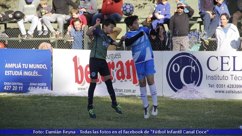 Los chicos entraron a la cancha con sus papás en su día. Luego hubo tres partidazos.