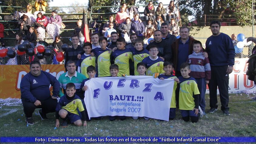 Los chicos entraron a la cancha con sus papás en su día. Luego hubo tres partidazos.