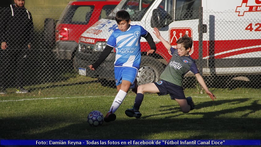 Los chicos entraron a la cancha con sus papás en su día. Luego hubo tres partidazos.