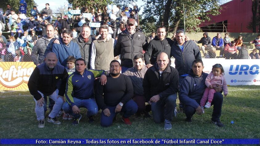 Los chicos entraron a la cancha con sus papás en su día. Luego hubo tres partidazos.