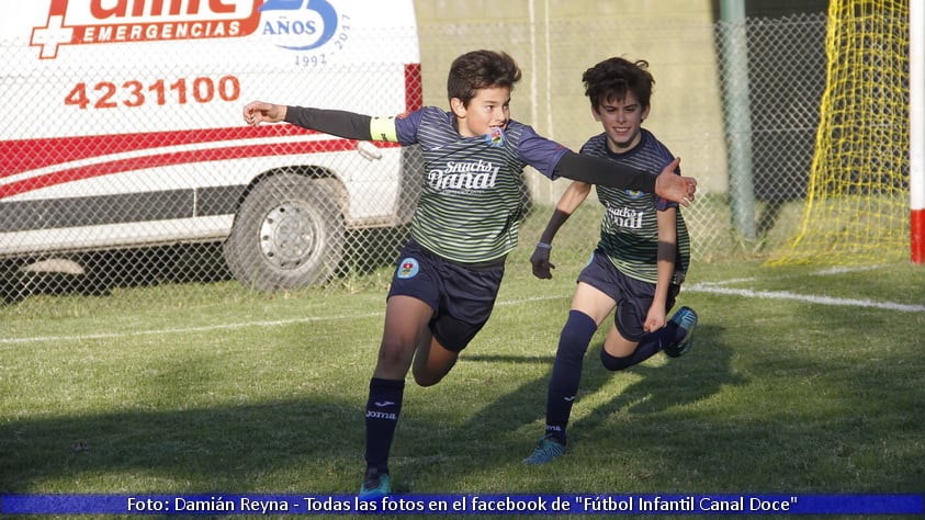 Los chicos entraron a la cancha con sus papás en su día. Luego hubo tres partidazos.