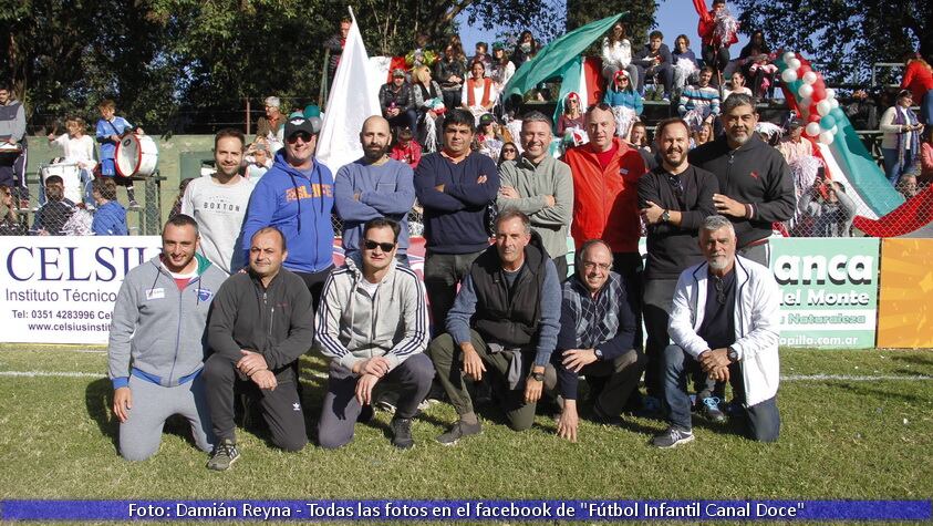 Los chicos entraron a la cancha con sus papás en su día. Luego hubo tres partidazos.