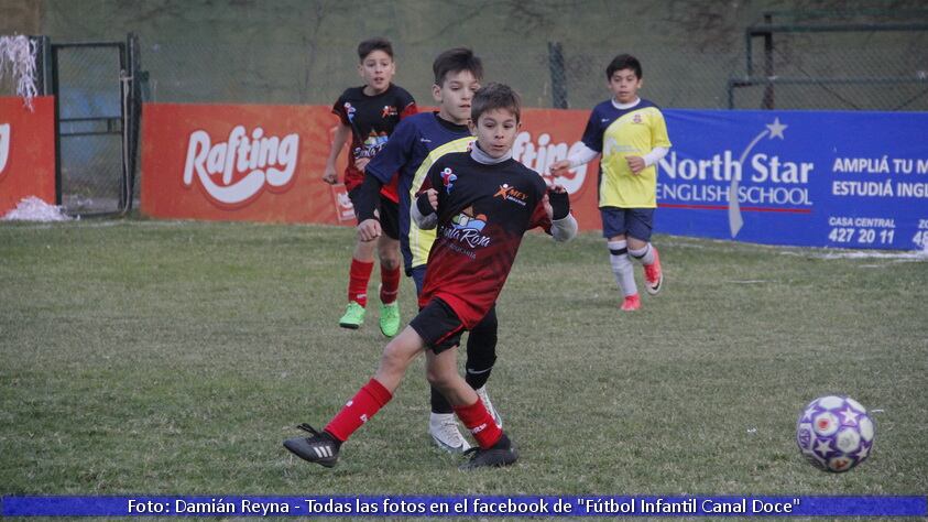 Los chicos entraron a la cancha con sus papás en su día. Luego hubo tres partidazos.