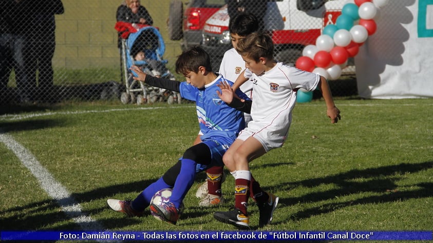 Los chicos entraron a la cancha con sus papás en su día. Luego hubo tres partidazos.