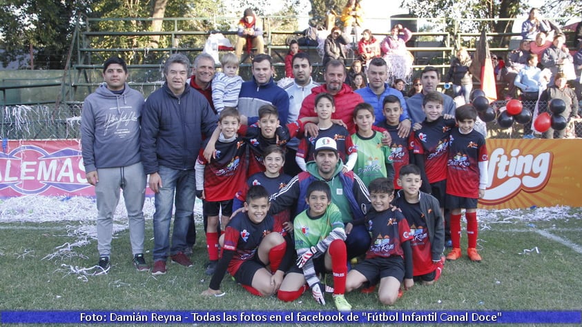 Los chicos entraron a la cancha con sus papás en su día. Luego hubo tres partidazos.