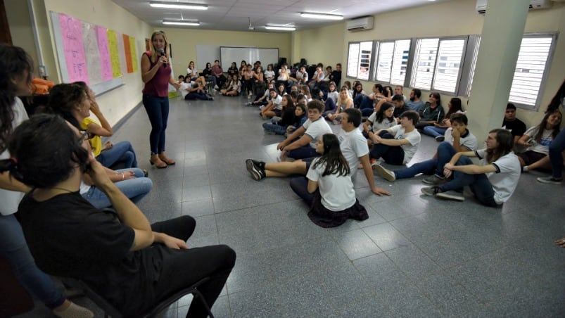 Los chicos reconocieron que dejan de hacer actividades que les gustan por estar conectados por el celular.