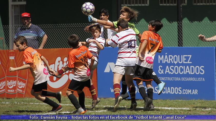 Los chicos regalaron muchos goles en el Día de la Madre.