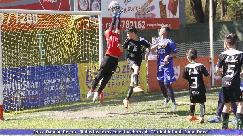 Los chicos regalaron muchos goles en el Día de la Madre.