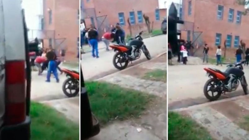 Los chicos salieron corriendo cuando vieron la pelea en la escuela de González Catán.