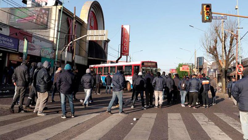 Los choferes atacaron la comisaría. Hubo balas de goma, pedradas y quemaron patrulleros.