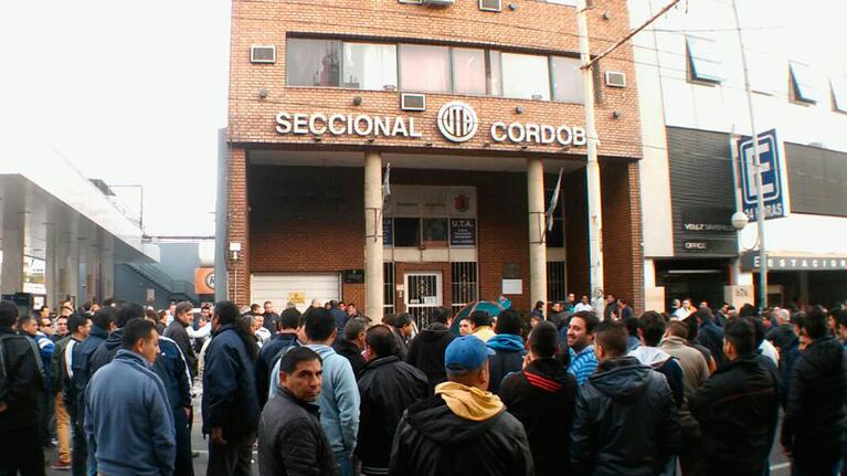 Los choferes llevan cuatro días sin trabajar.