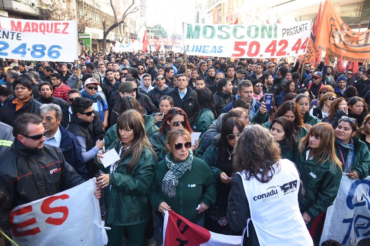 Los choferes se movilizaron por el centro de Córdoba. Foto: Lucio Casalla / ElDoce.tv.