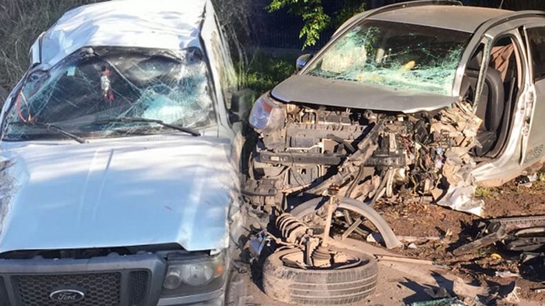 Los choques dejaron autos destruidos y ocupantes a salvo.