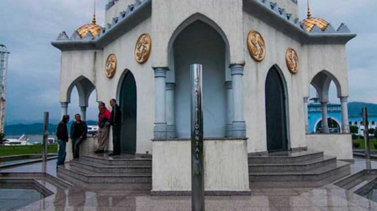 Los cilindros dispensan Chacha, un vodka local, todos los días a las 19 horas.