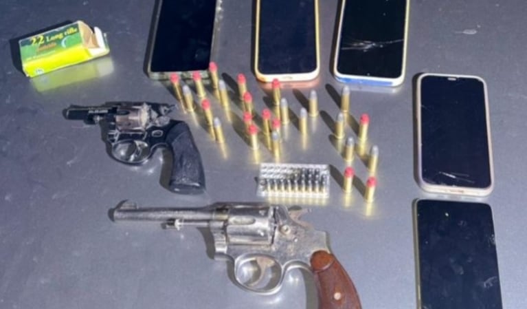 Los cinco estaban manipulando armas.