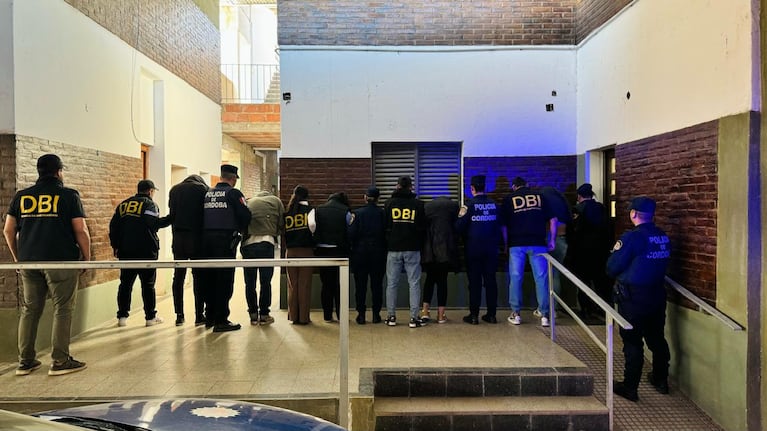 Los cinco falsos médicos detenidos en el allanamiento.