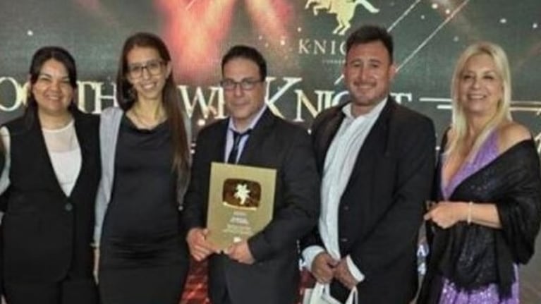 Los cinco imputados por la estafa con criptomonedas en Alta Gracia en un evento de Knight Consortium en Buenos Aires.