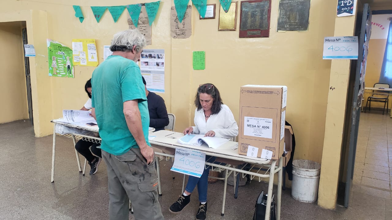 Los ciudadanos acuden a las urnas desde las 8 de este domingo. 