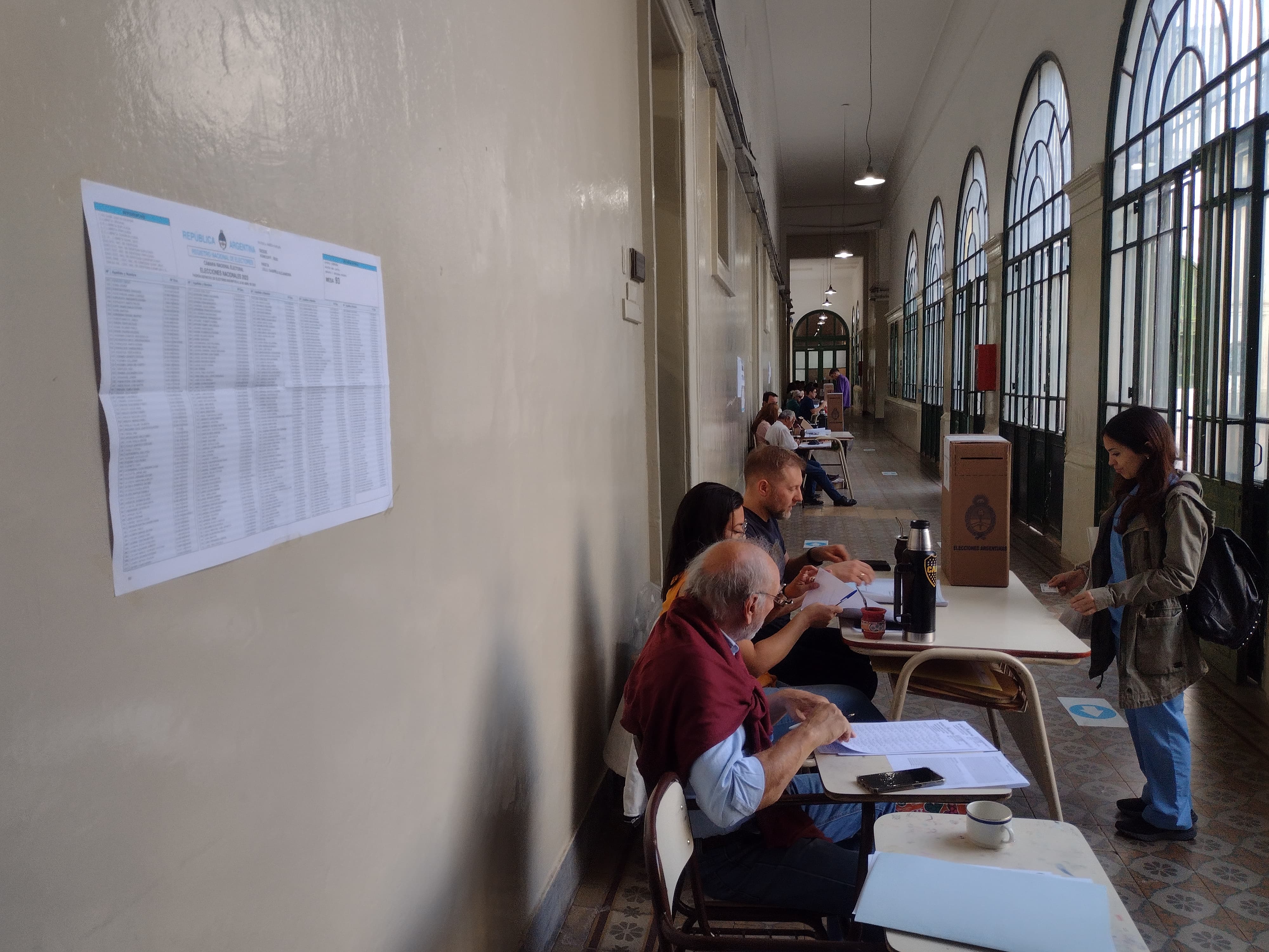 Los ciudadanos acuden a las urnas desde las 8 de este domingo. 