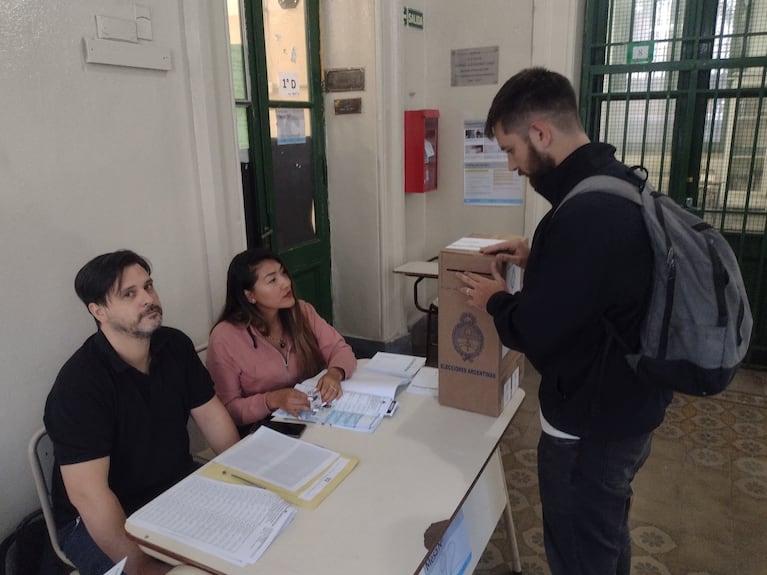 Los ciudadanos acuden a las urnas desde las 8 de este domingo. 