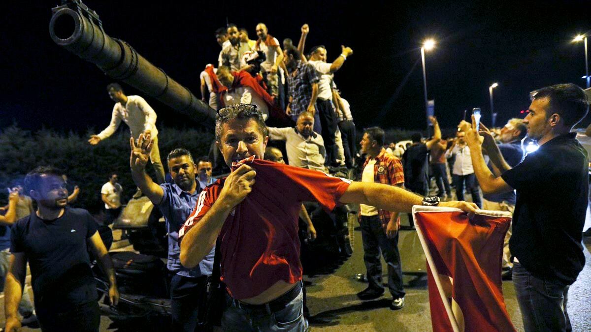 Los ciudadanos enfrentaron a los golpistas y celebraron subidos a los tanques.