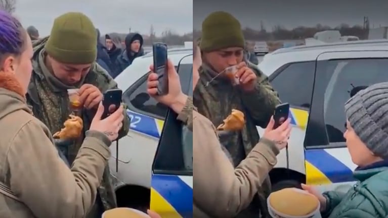 Los ciudadanos le dieron comida y té al soldado. 