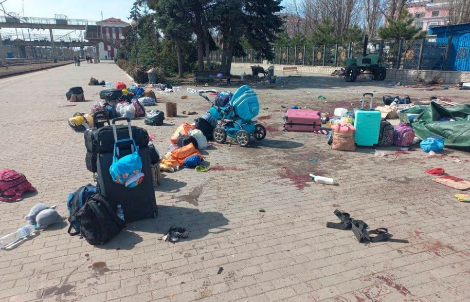 Los civiles esperaban el tren para ser evacuados.