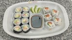 Los cocineros te enseñan a hacer dos versiones de sushi.