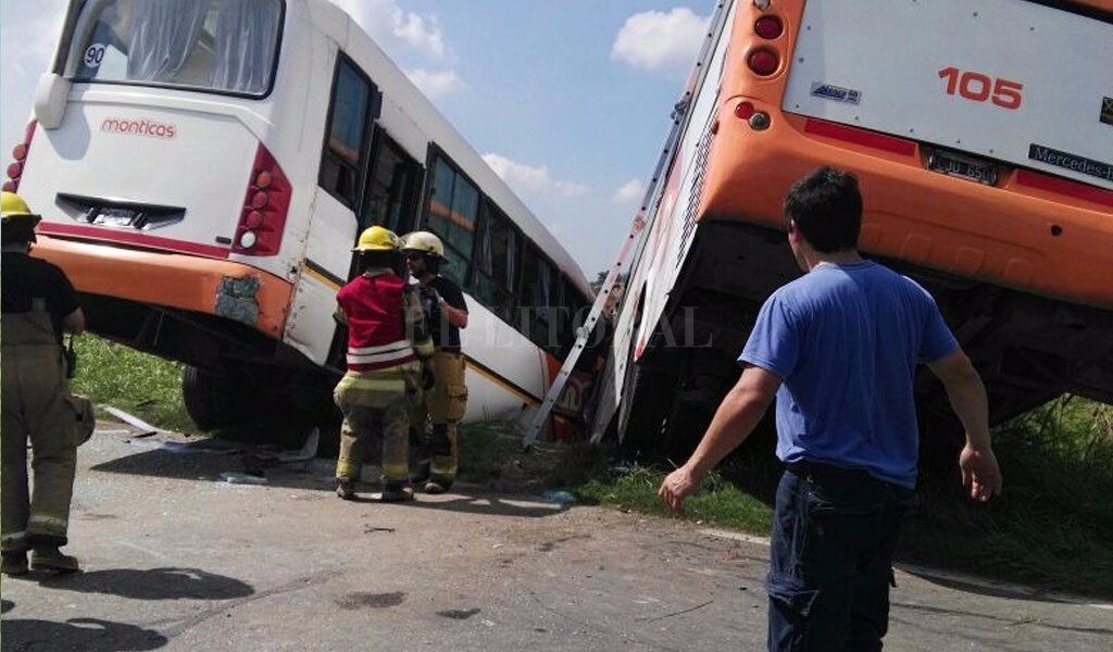 Los colectivos chocaron de frente y quedaron en una zanja al lado de la ruta. Foto: El Litoral.