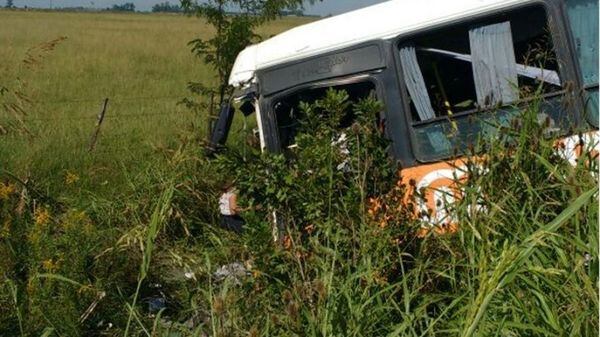 Los colectivos chocaron de frente y quedaron en una zanja al lado de la ruta. Foto: Rosario3.
