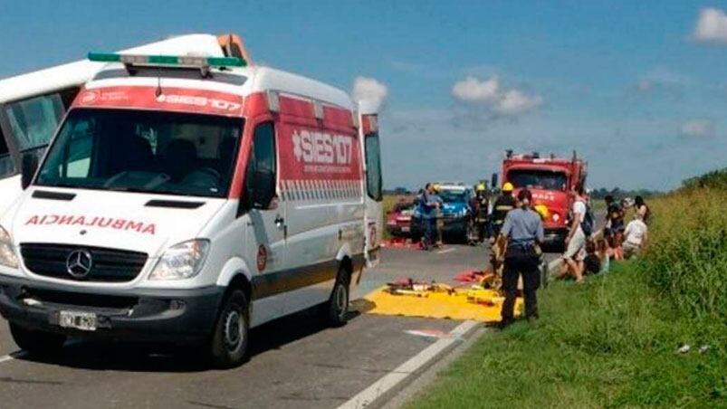 Los colectivos chocaron de frente y quedaron en una zanja al lado de la ruta. Foto: Rosario3.