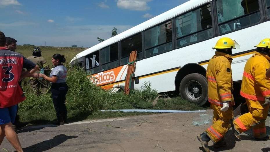 Los colectivos chocaron de frente y quedaron en una zanja al lado de la ruta. Foto: Rosario3.