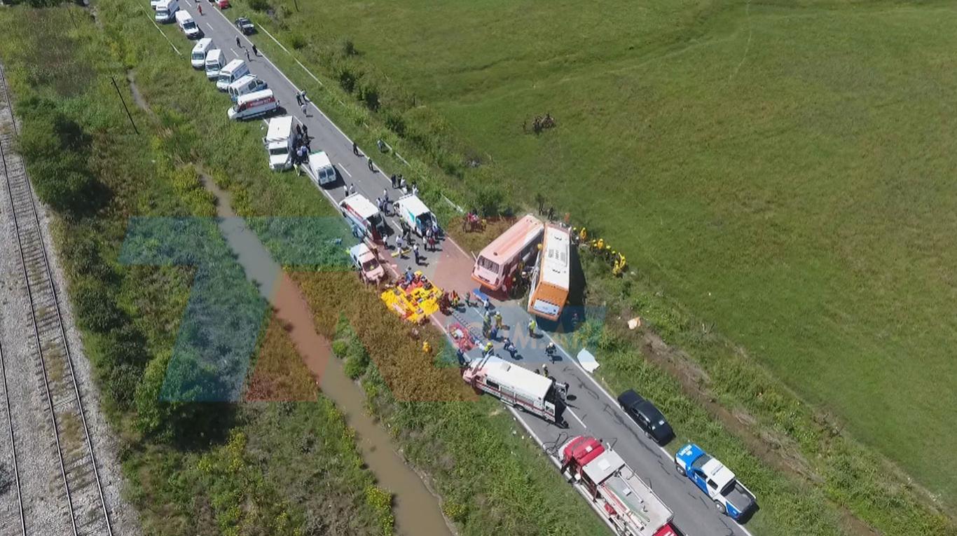 Los colectivos chocaron de frente y quedaron en una zanja al lado de la ruta. Foto: TN.