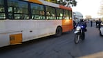 Los colectivos de Coniferal salieron con motos policiales. 