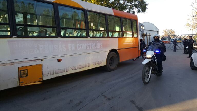 Los colectivos de Coniferal salieron con motos policiales.