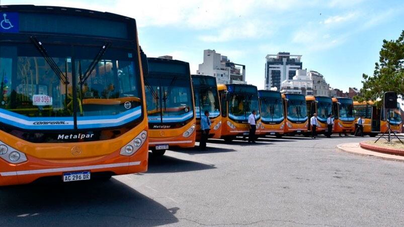 Los colectivos de Coniferal seguirán guardados en las puntas de línea debido al reclamo de los trabajadores.