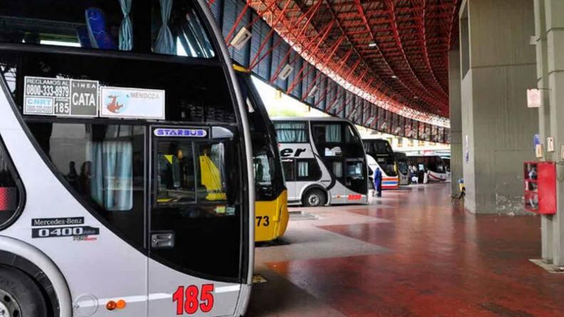 Los colectivos de larga distancia no saldrán desde el viernes.