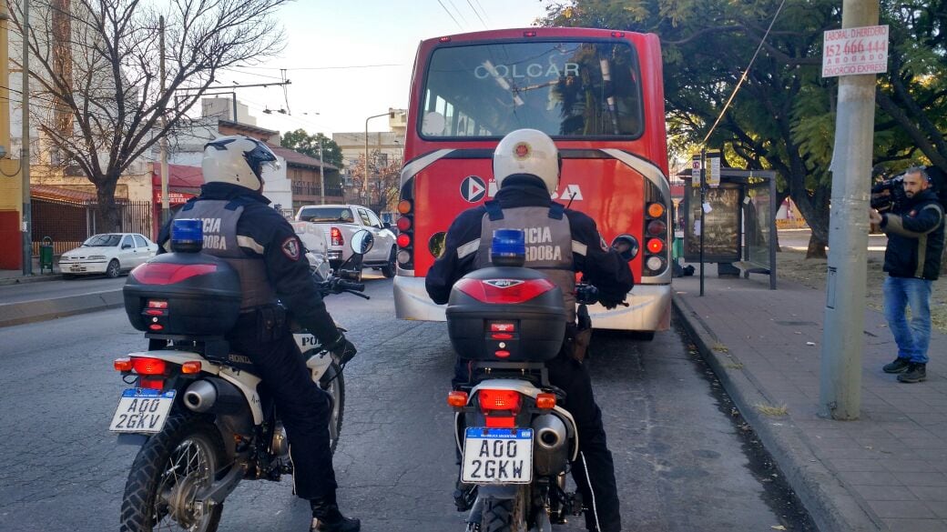 Los colectivos salieron custodiados a las calles. Foto: Karina Vallori. 