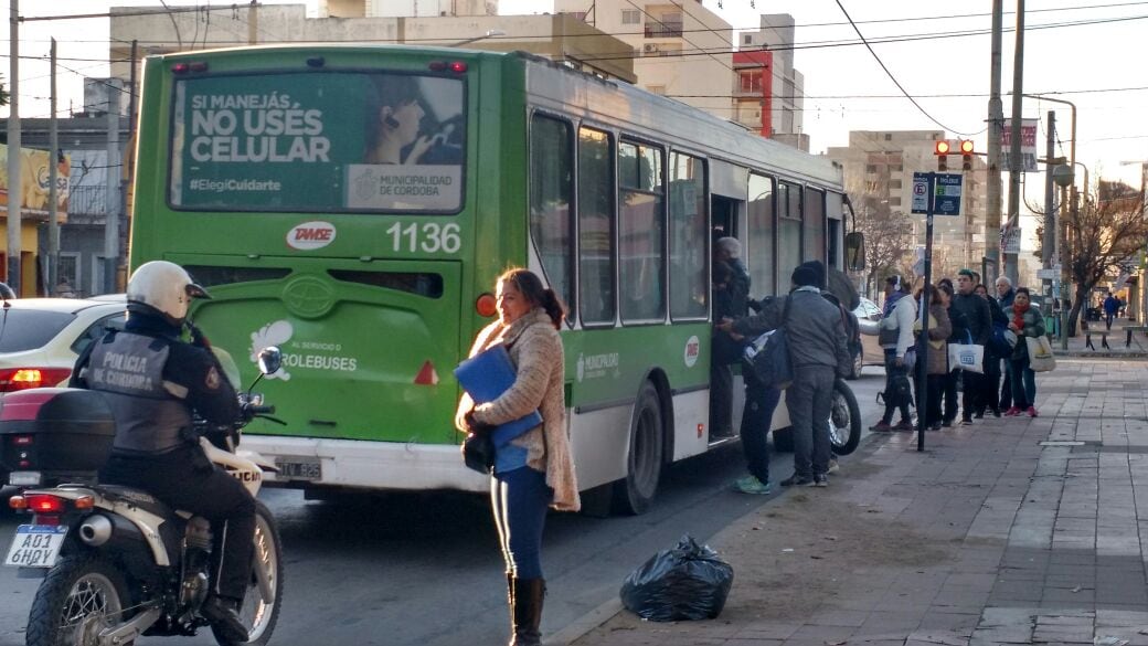 Los colectivos salieron custodiados a las calles. Foto: Karina Vallori. 