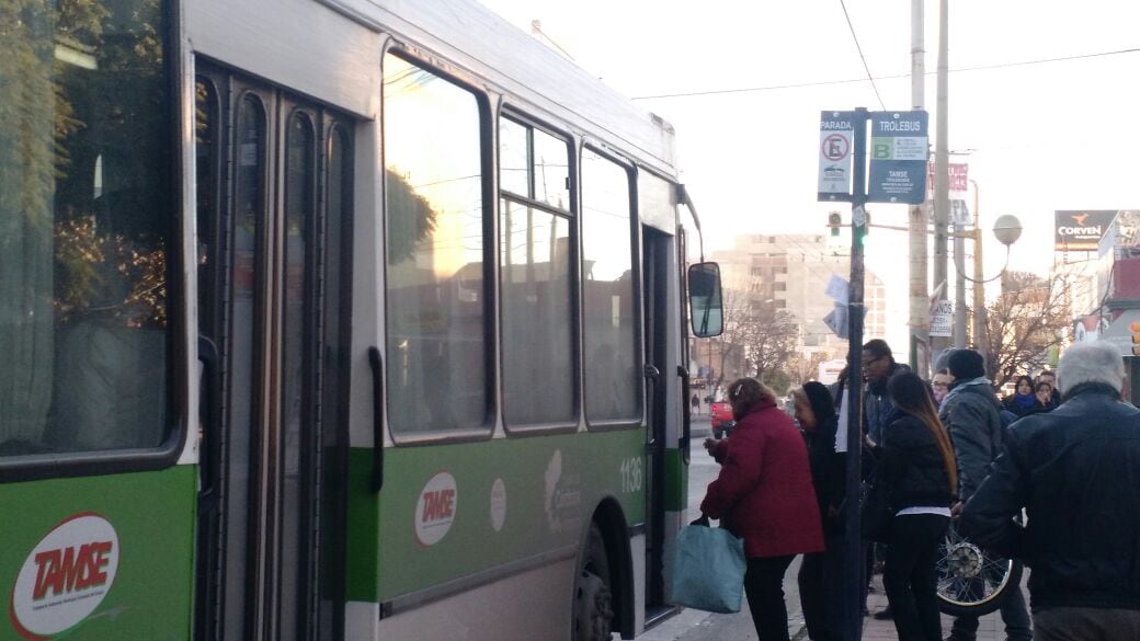 Los colectivos salieron custodiados a las calles. Foto: Karina Vallori. 