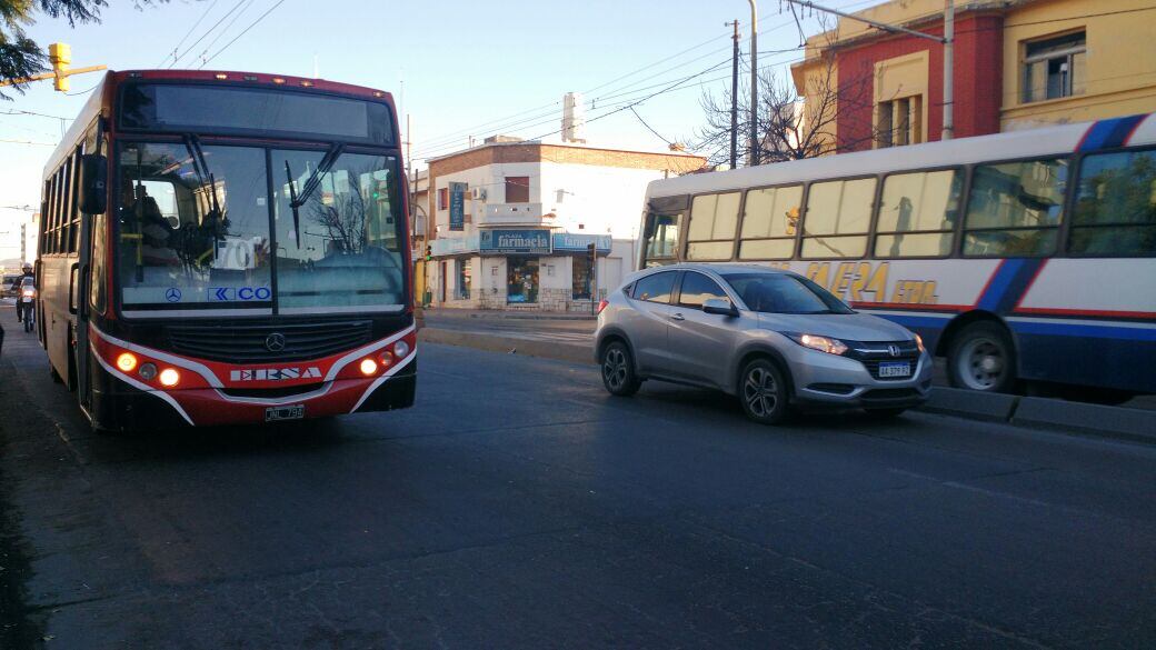 Los colectivos salieron custodiados a las calles. Foto: Karina Vallori. 