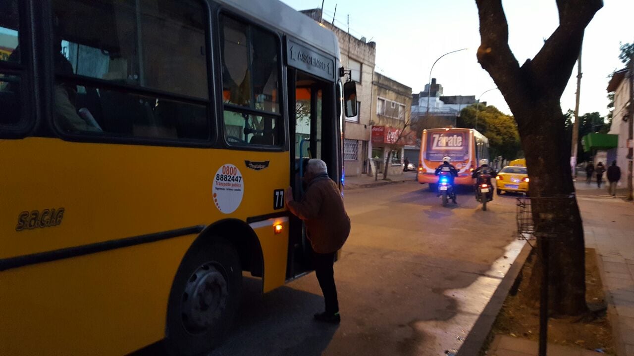 Los colectivos salieron custodiados a las calles. Foto: Roxana Martínez.