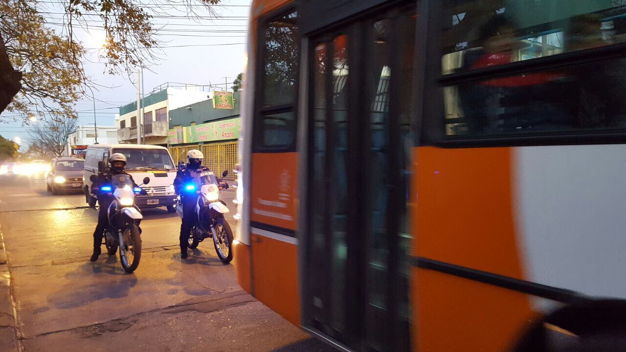 Los colectivos salieron custodiados a las calles. Foto: Roxana Martínez.