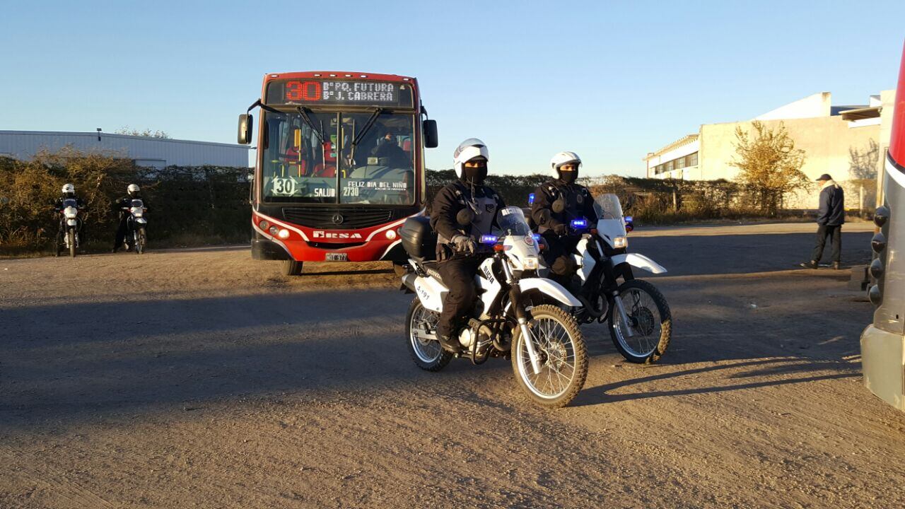 Los colectivos salieron custodiados a las calles. Foto: Sebastián Pfaffen.